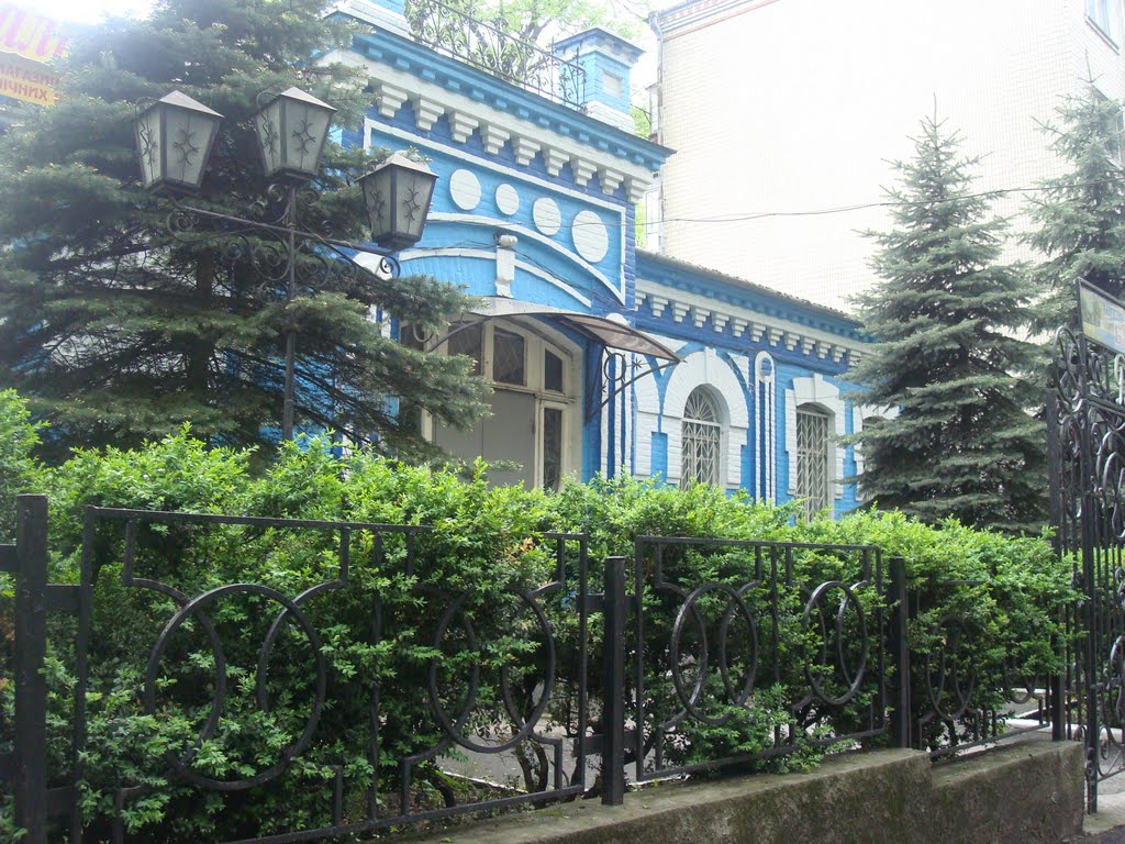 Старый красивый дом по улице Грушевского