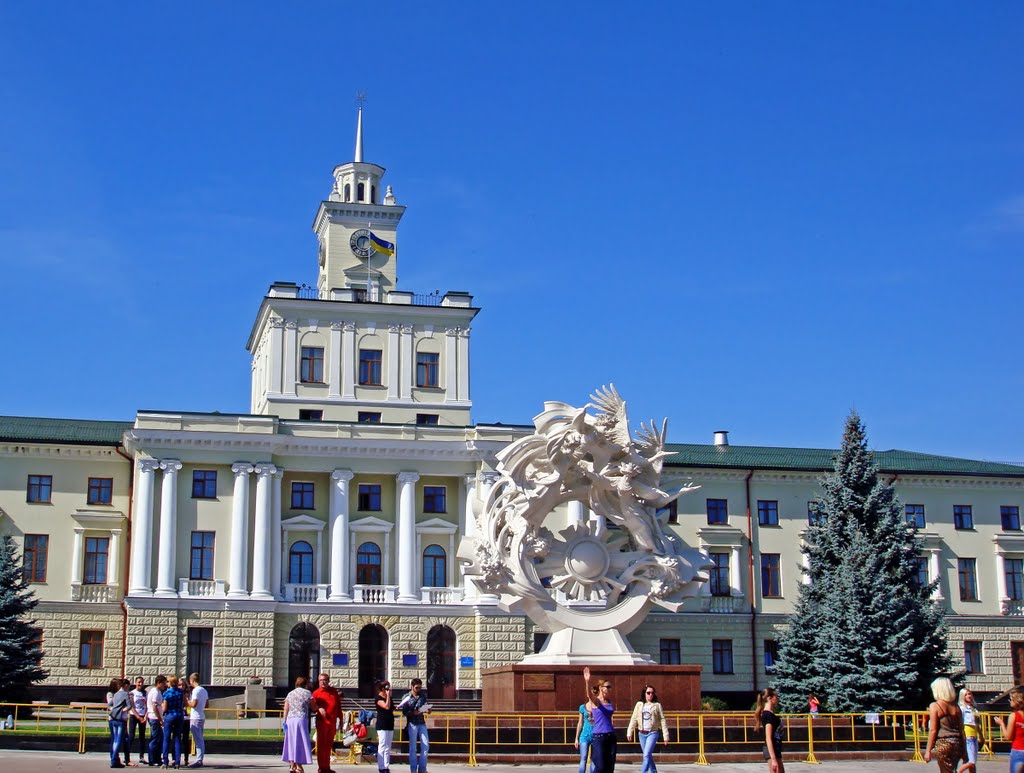 Хмельницкий. Памятник "Вера. Надежда. Любовь" (в простонародье - Три гарпии).