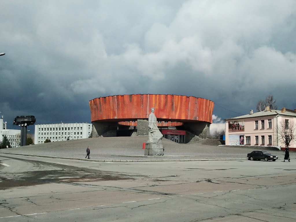 Николай Островский и его тяжелый, багрово-красный венец.