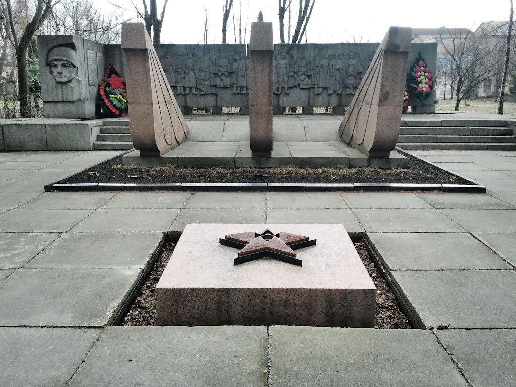 Red Star in granite. Никто не забыт, ничто не забыто. Вот только "вечный" огонь потух...