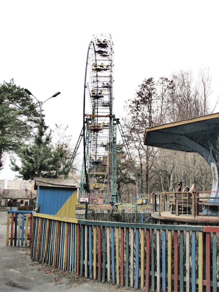 Колесо обозрения и карусель в парке. Вид на запад.