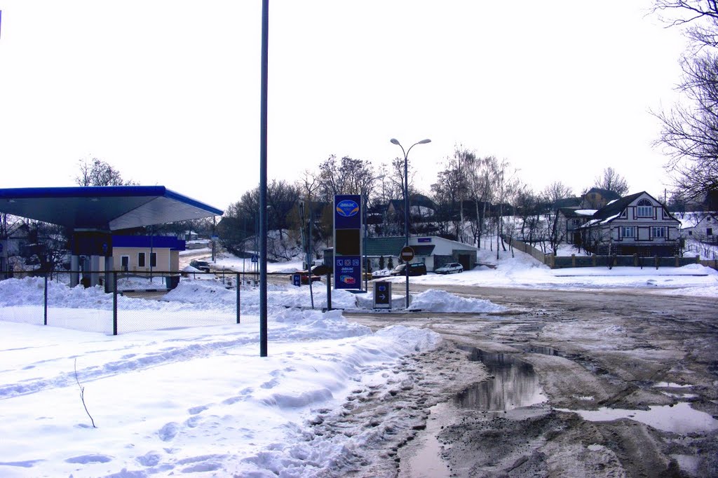 Заправка и дорога возле неё
