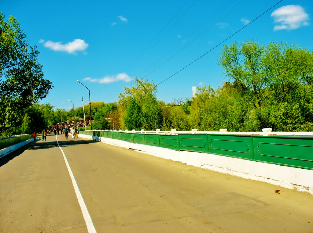 09.05.2008  9:35  Дорога через мост к монументу в память погибшим в Великую Отечественную войну.