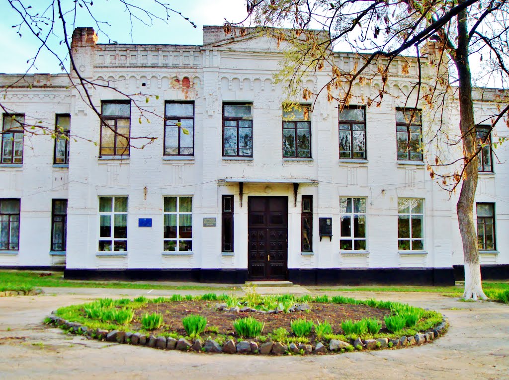 23.04.2012 18:51  Проспект Тараса Шевченко. Перед центральным входом в 3-ю школу.