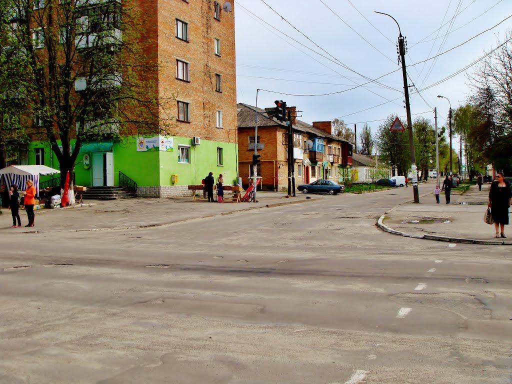 24.04.2012 16:20  Перекресток проспекта Тараса Шевченко и улицы Чёрновола.