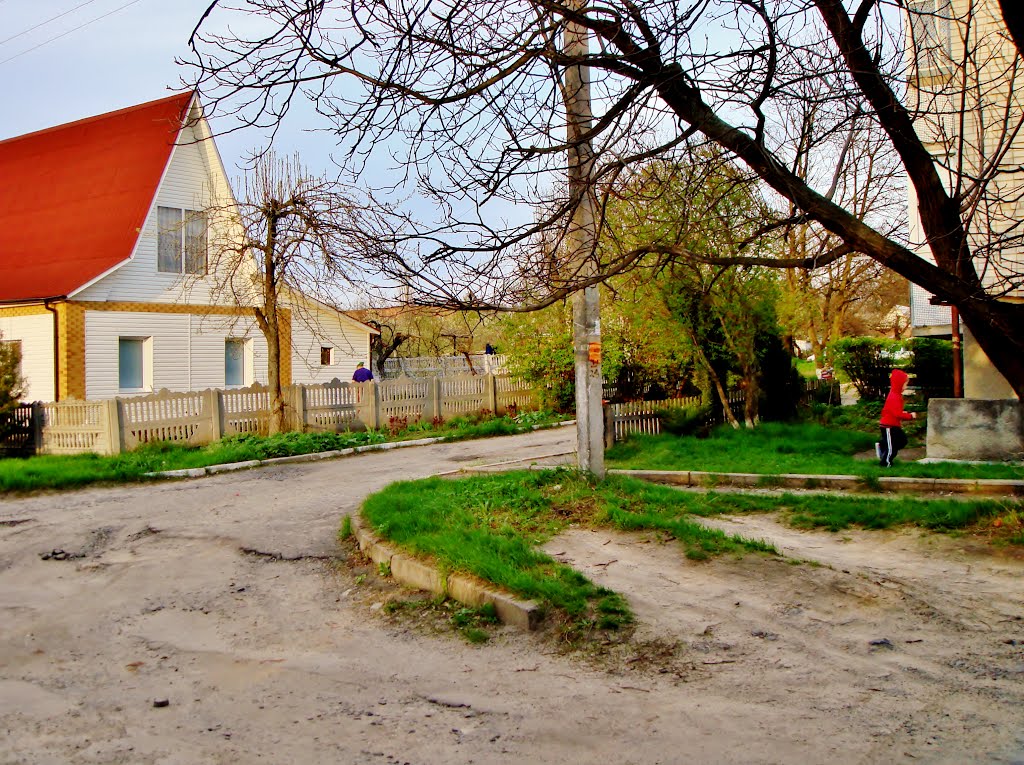 24.04.2012 18:51  Улица Чапаева. Въездная дорога к подъездам во внутреннем дворе дома.