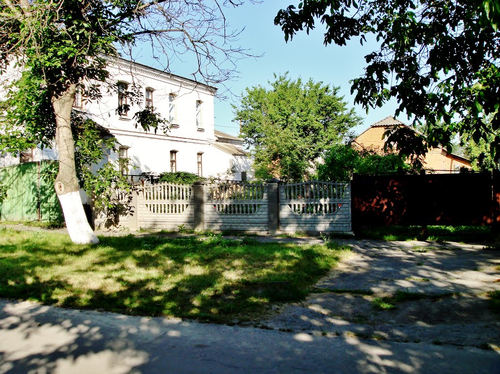 11.06.2012 7:56  г.Звенигородка. Бульвар Шевченко,49. Торцевая часть школы №2.