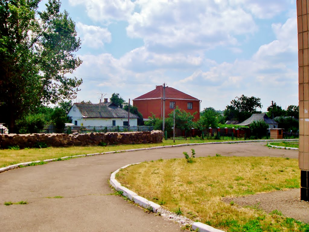 14.06.2012   г.Звенигородка. Микрорайон Пискы. Центральная районная больница. Подъезные дороги вдоль корпуса родильного отделения.