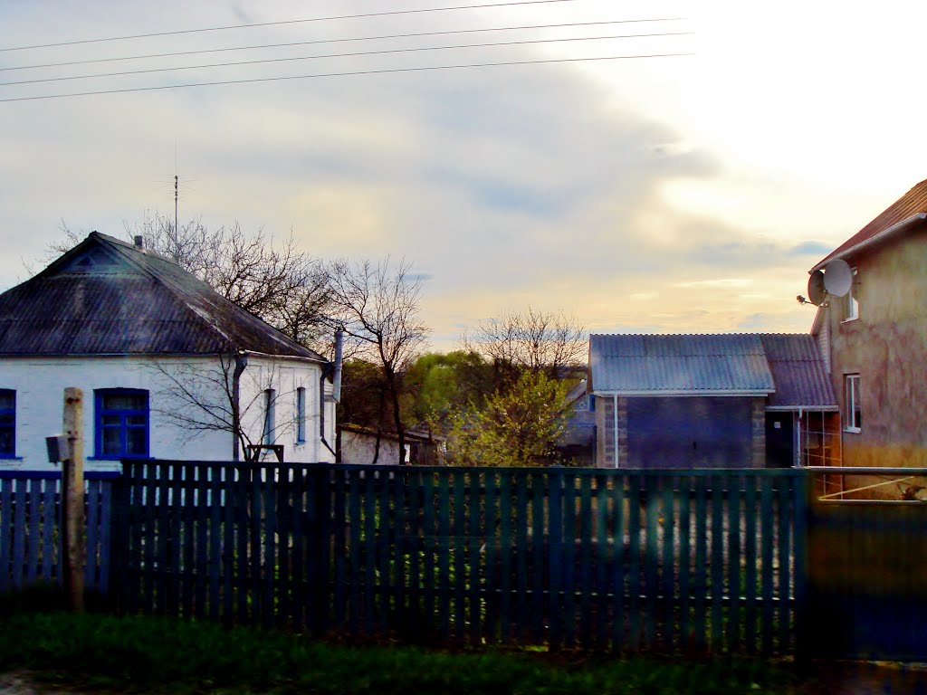 23.04.2012 17:59  Дорога Р04. Дома города Лысянка. Улица Киевская.