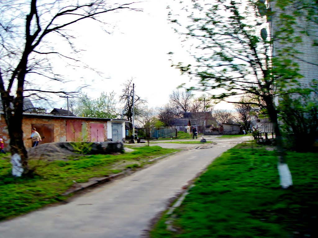 23.04.2012 17:59  Дорога Р04. Начало многоэтажной застройки города Лысянка. Подъездная дорога к многоэтажке.