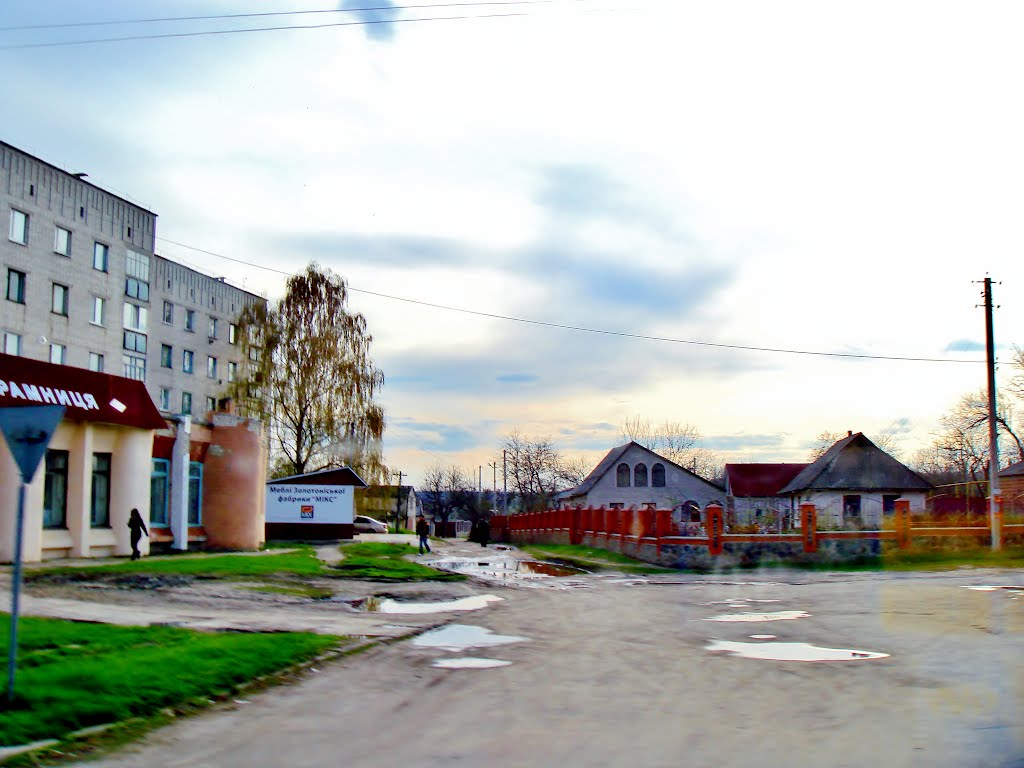23.04.2012 17:59  Дорога Р04. Магазин перед многоэтажным домом.