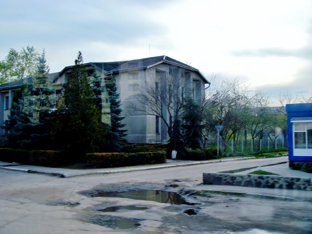 23.04.2012 18:00  Дорога Р04. Здание госадминистрации Лысянского района.
