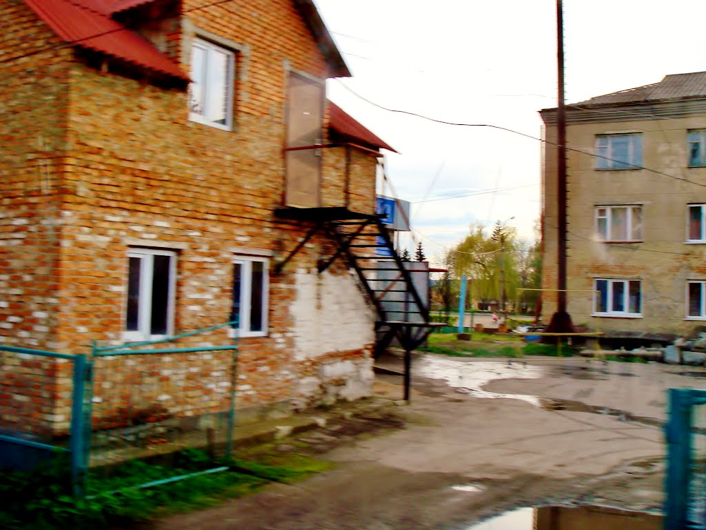 23.04.2012 18:00 Дорога Р04. Двор многоэтажки.