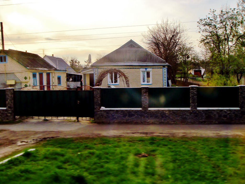23.04.2012 18:02  Дорога Р04. Усадьбы в городе Лысянка.