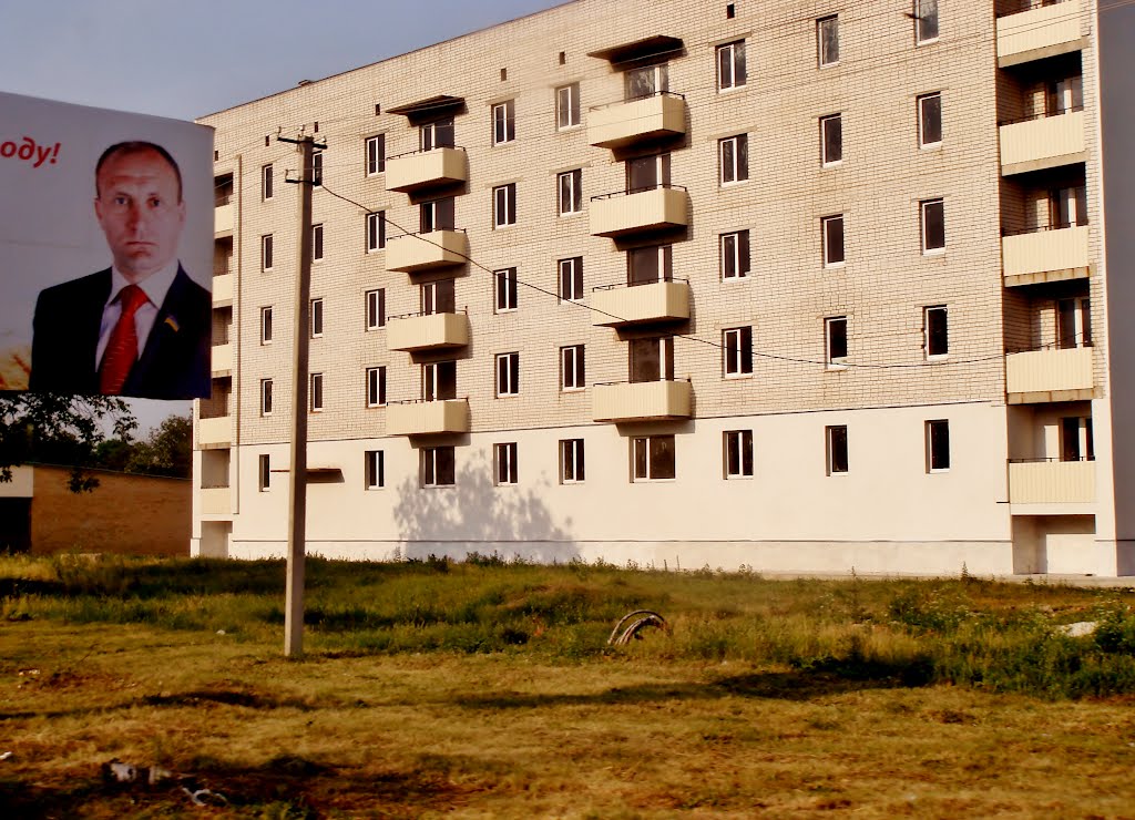 10.06.2012 18:09  Дорога Р-04. пгт Лысянка. Пятиэтажный жилой дом из белого кирпича.