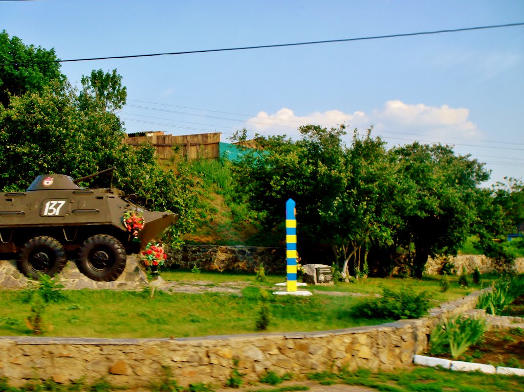 10.06.2012 18:10  Дорога Р-04. пгт Лысянка. Монумент.