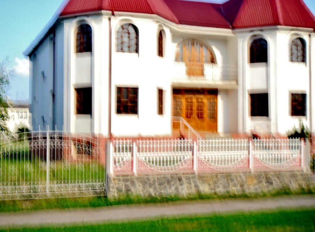 10.06.2012 18:11  Дорога Р-04. пгт Лысянка, улица Котовского. Двухэтажное здание.