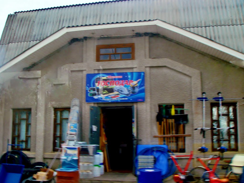 14.06.2012  Дорога Р-04, пгт Лысянка. Улица Киевская. Магазин "Господар".