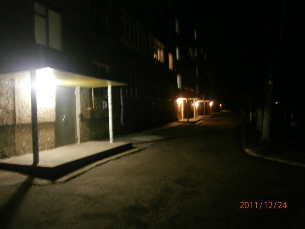 Двір будинку по вул. Калініна,60 вночі