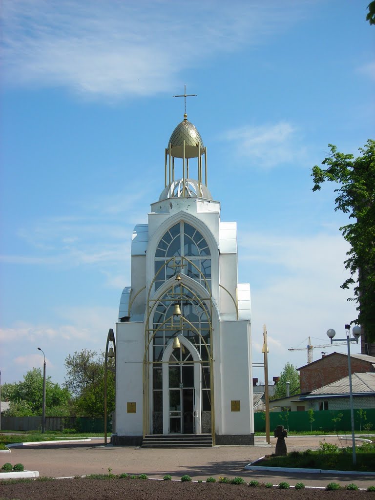 Капличка біля  Університету (мабуть,студентам гріхи замолювати)