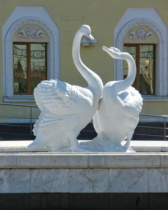 Лебеді - скульптура на вокзалі в Бахмачі