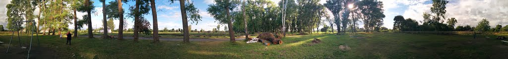 Стадион. Качели.