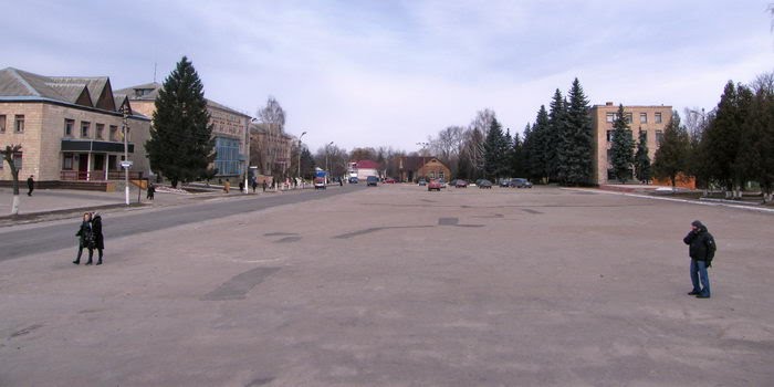 Центральна площа Бобровиці