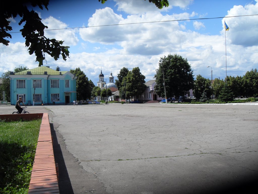 Площадь летом