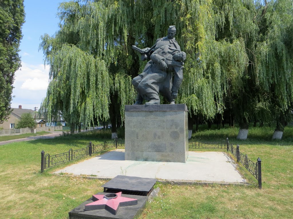 Ічня Чернігівської області. Памятник радянським воїнам-визволителям./ Ichnya, Chernihiv region. Monument by the Soviet soldiers-liberators.