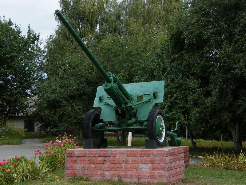 Гармата ЗИС-3 у Мені