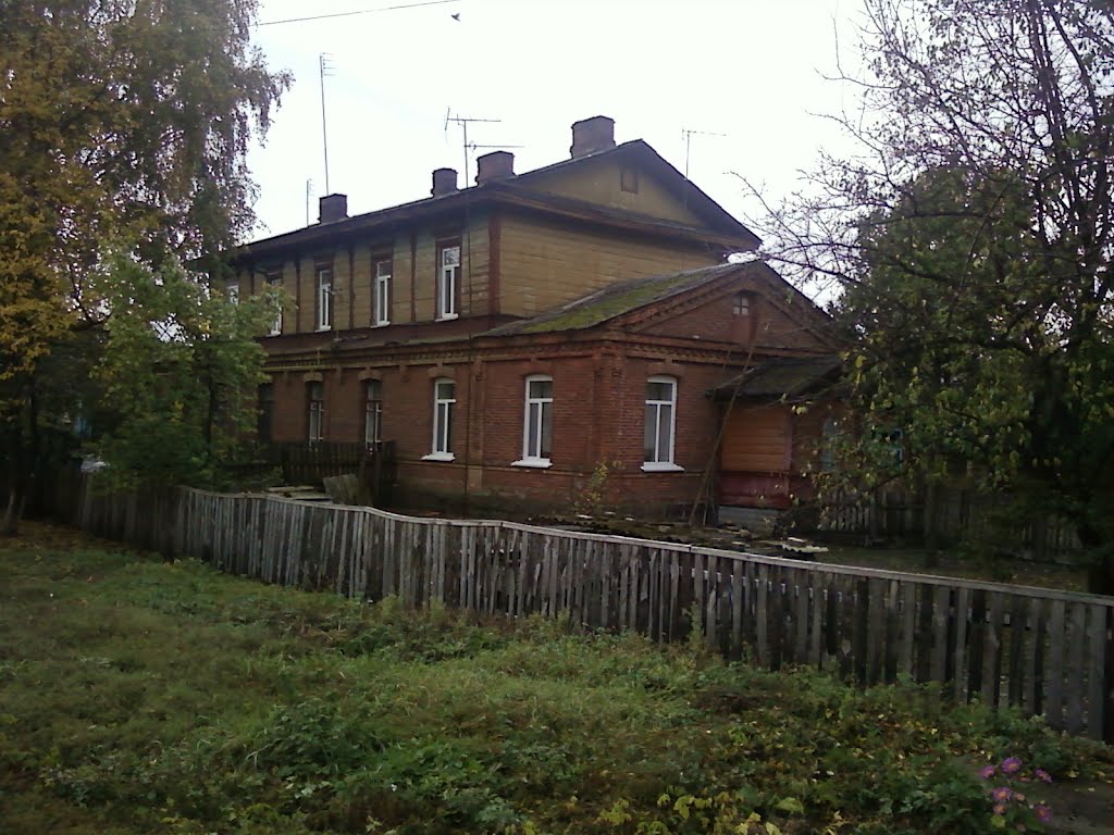 Старинное здание возле путей.