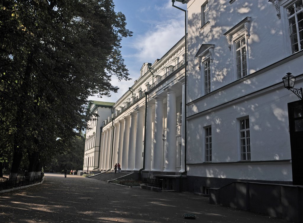 Университет(бывшая гимназия здание построено в 1805 - 1817)