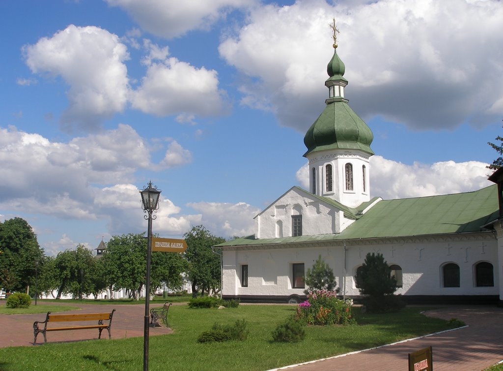 Novhorod-Siversky   Saviours Transfiguration Monastery. Палатний корпус із Петропавлівською церквою, пам’ятка архітектури XVI-XVII століть.