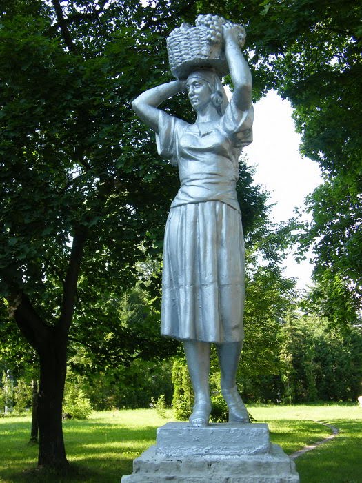 Памятник жінці з кошолкою
