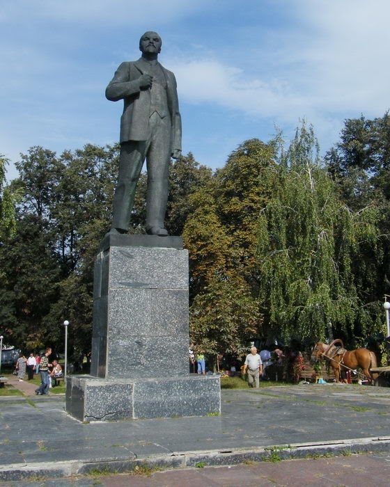 Статуя Ульянова в Сосниці
