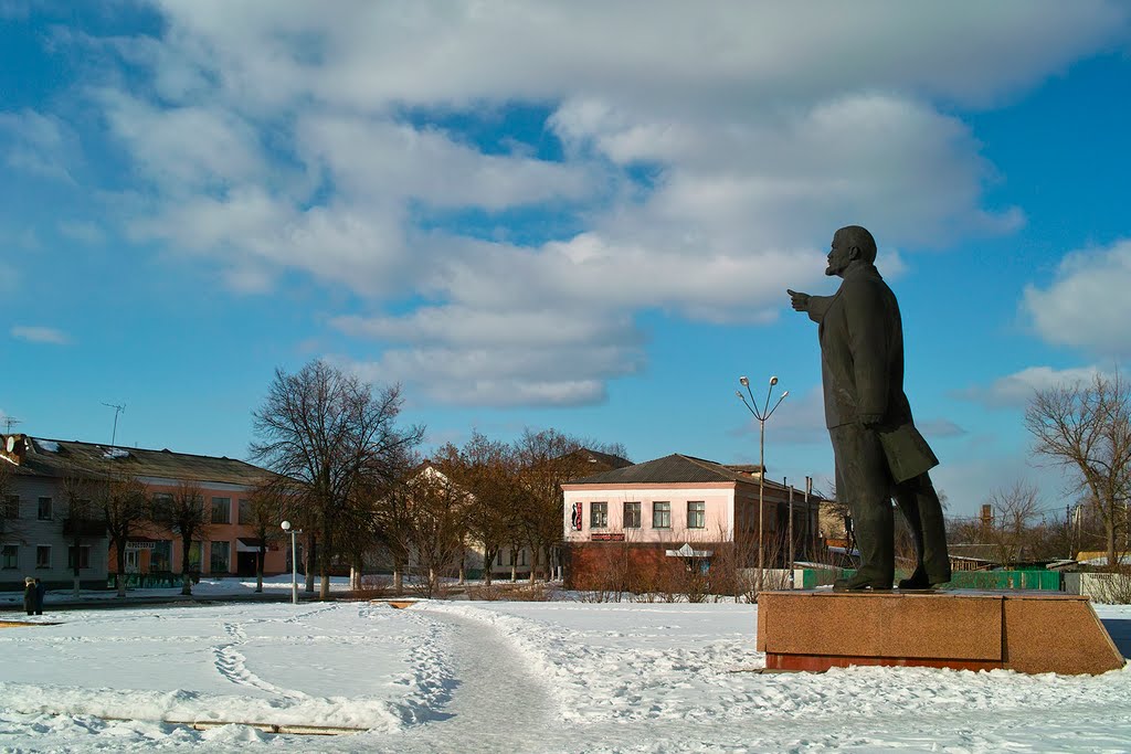Ленін у м. Щорс, який вказує "світлий путь" на ресторан - Shchors towns Lenin directed "light path" to restaurant
