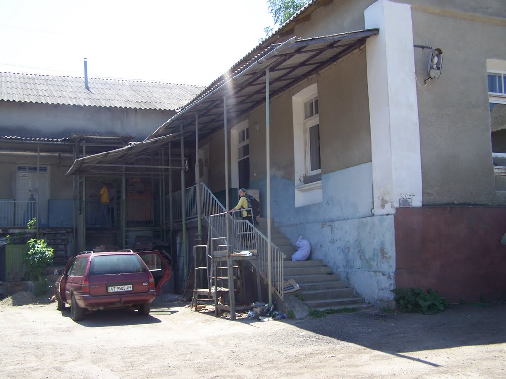 Behind Wiznitz Rabbi Old Synagogue