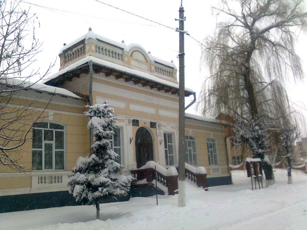 Hertsa (Herta), former synagogue, now - the Palace of culture