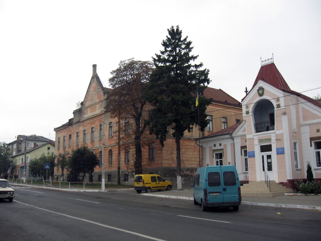 ратуша і ще один старовинний будинок