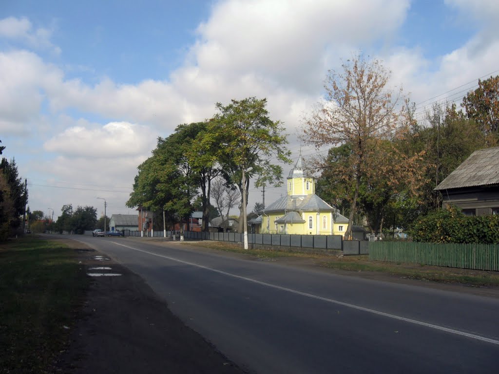біля церкви