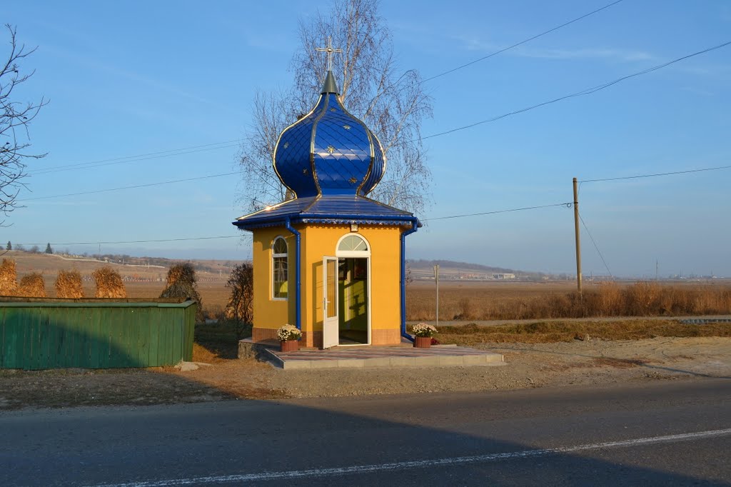 Капличка в селі Строїнці