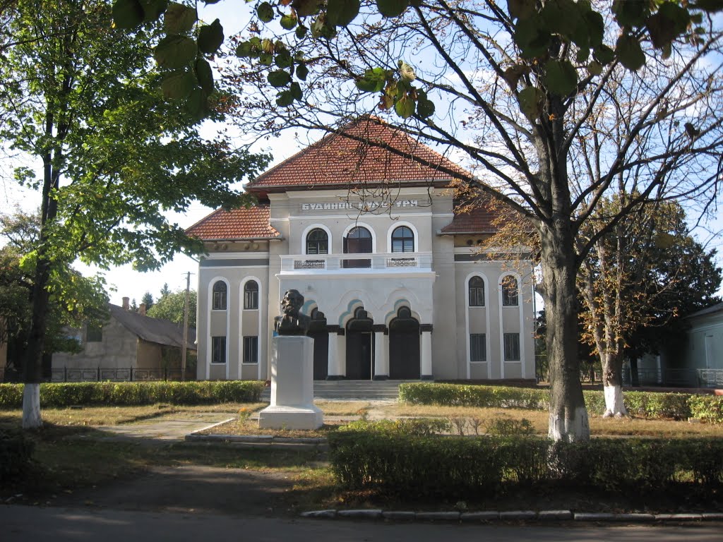 Будинок культури, колишній театр (1934) ♦ former theater in Khotyn