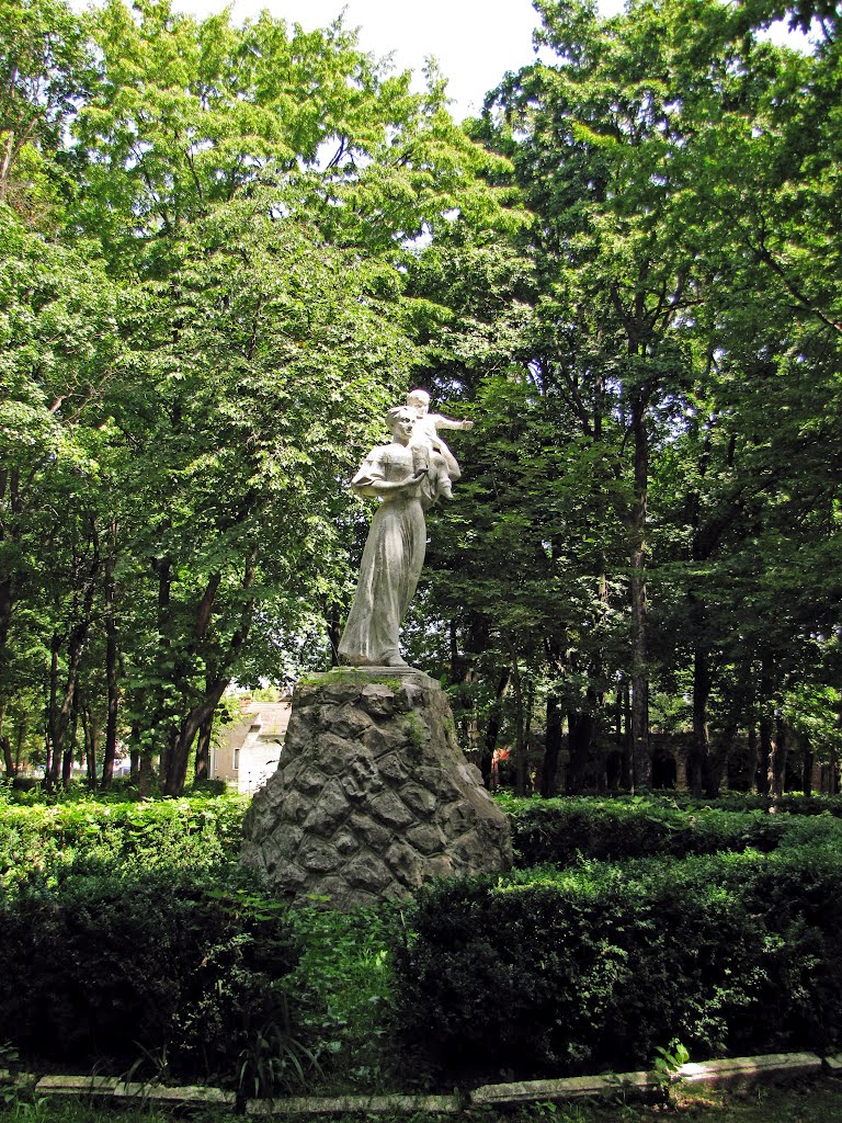 Khotyn. Sculpture in the park. / Хотин. Скульптура "Материнство" в парке.