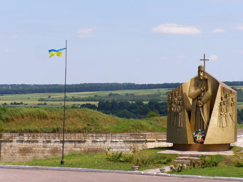 Монумент перед Хотинською фортецею