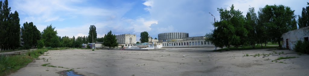 Украина/Крым/г.Армянск --> Площадь перед ДЮСШ