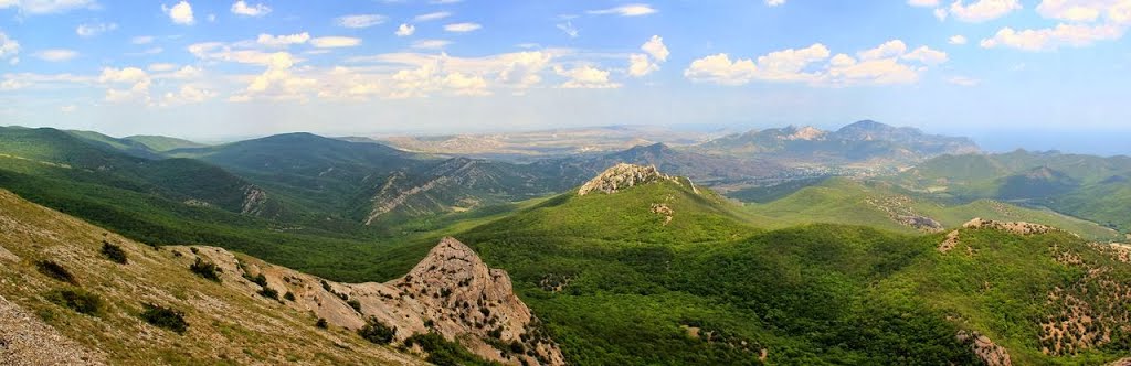 Вид на холмогорье юго-востока в сторону Коктебеля, с вершины горы Сандык-кая