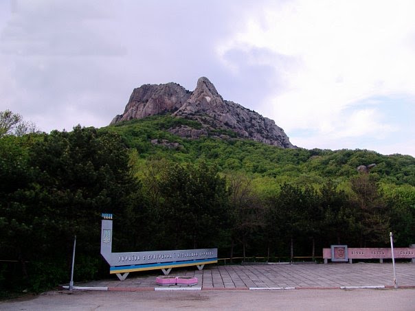 Красный камень