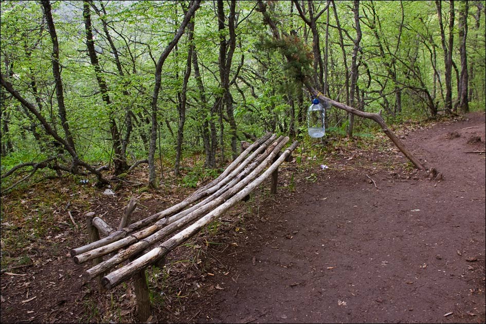A bench on the trail to Kizil-Tash/Скамья на тропе в Кизил-Таш