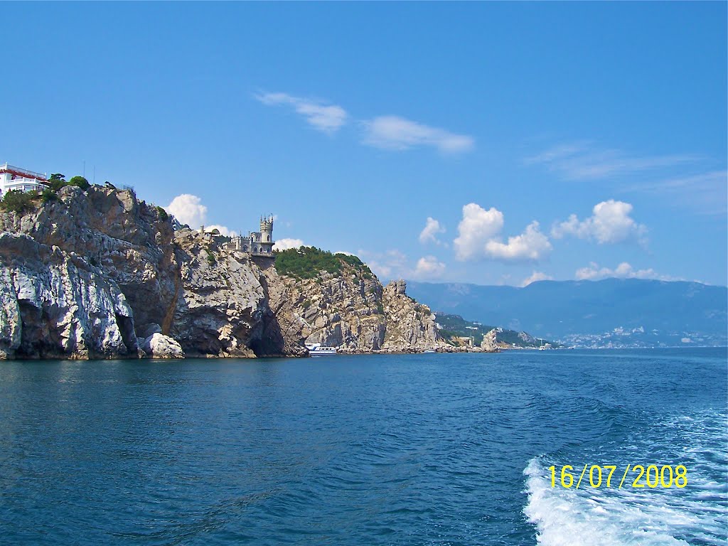 Крым. Вид с моря на Ласточкино гнездо.