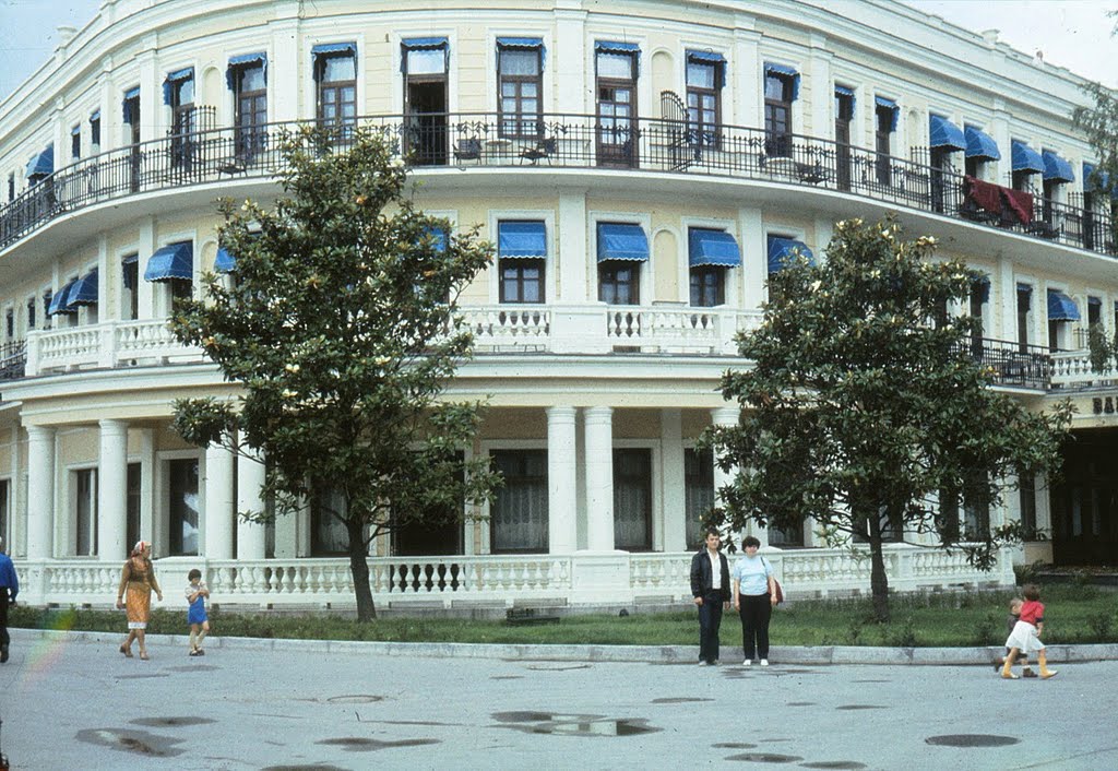 JALTA , UK - Foto je zhotovené ze starého diapositivu. Dovolená v roce 1985 / The photo is made ​​from old slides. Holidays in 1985